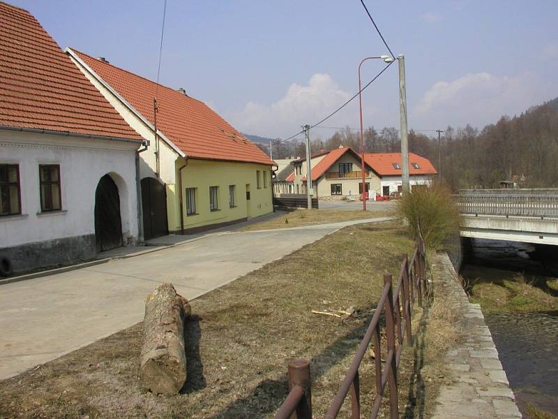 Doubravník v současnosti. Stará silnice zanikla, nahrazena byla novou s přemostěním (vpravo).