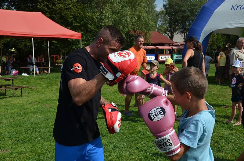 Do startovních listin se zapsalo v 12 kategoriích celkem 95 nikde neregistrovaných sportovců.