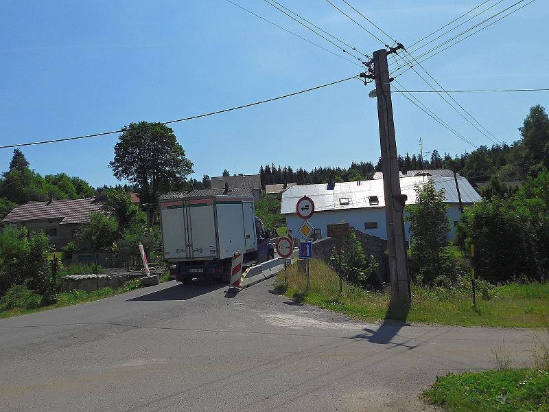 Po kamenném historickém mostě projede jen jedno auto, navíc je nyní zúžený betonovými bloky.