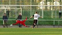 V nedělním derby zdolala rezerva FC Žďas (v černých dresech) juniorku Vrchoviny (v bílých dresech) 2:1.