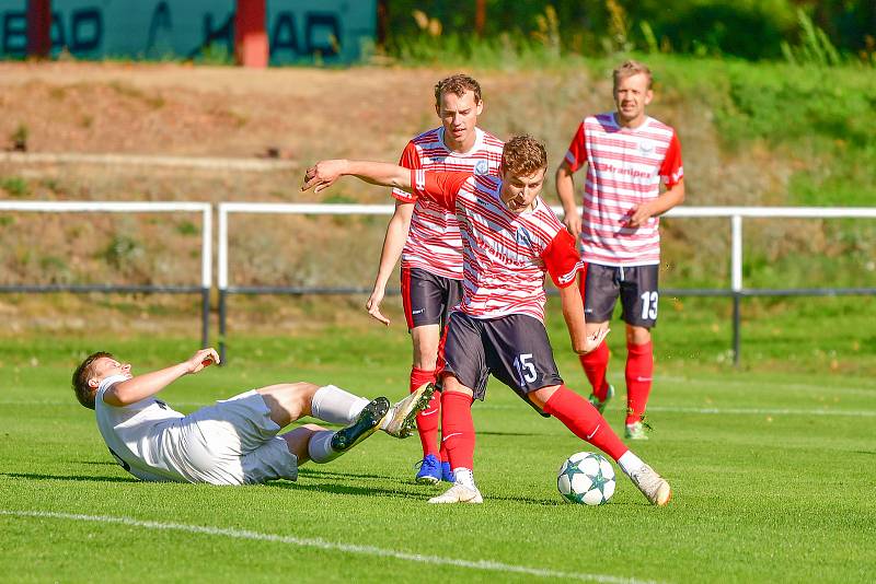 Hráči Humpolce (v pruhovaném) v neděli překvapivě zdolali Žďár (v bílém) na jeho stadionu vysoko 4:1.