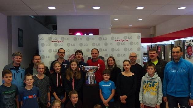 Členové oddílu TJ Žďár nad Sázavou měli příležitost se vyfotit s pohárem za vítězství českých reprezentantek ve Fed Cupu.
