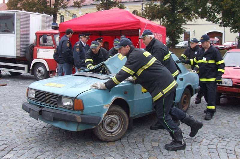 Soutěž HZS Kraje Vysočina ve vyprošťování osob z havarovaných vozidel ve Velké Bíteši. 