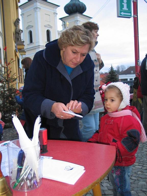 Do Bystřice přijela v sobotu Ježíškova pošta. Na náměstí před muzeem děti psaly svá přání pro Ježíška a vhazovaly je do speciální poštovní schránky. 
