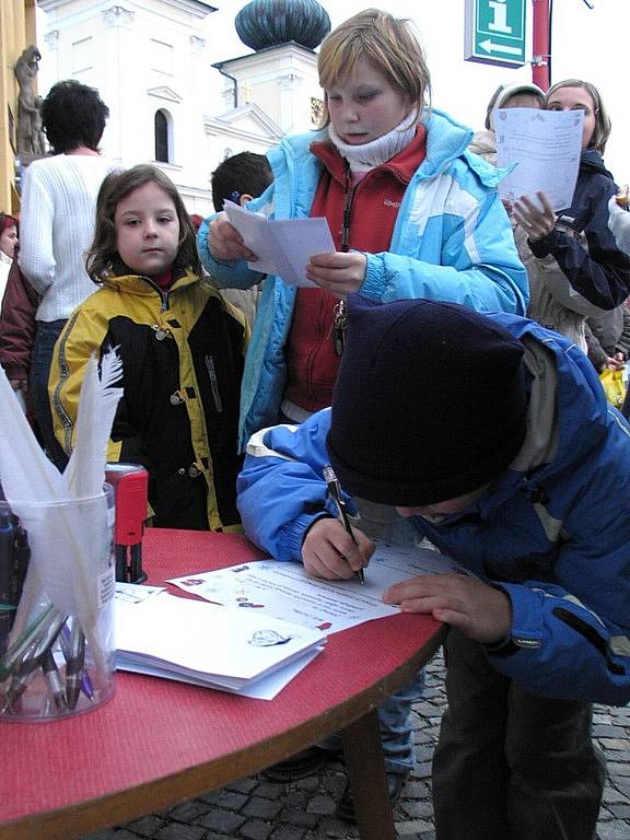 Do Bystřice přijela v sobotu Ježíškova pošta. Na náměstí před muzeem děti psaly svá přání pro Ježíška a vhazovaly je do speciální poštovní schránky. 