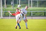 Divizní krajské derby mezi domácími fotbalisty Žďáru nad Sázavou (v bílém) a Slavojem Polná (v červených dresech) skončil jasnou výhrou FC Žďas 6:0.