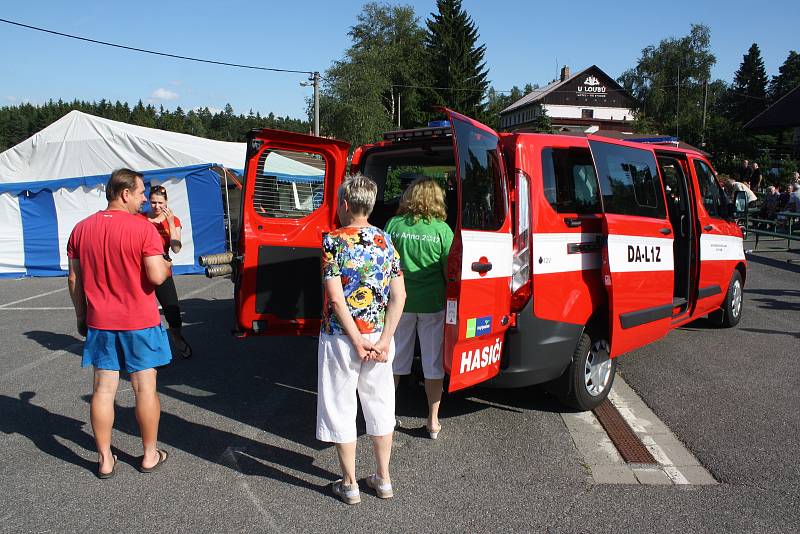 Sbor dobrovolných hasičů Tři Studně na Novoměstsku má nový dopravní automobil. Vozidlo, kterému ve středu 5. července žehnal fryšavský farář Jiří Janoušek, hasiči postrádali dlouhých osmnáct let. Jedná se o devítimístné vozidlo. Uvnitř jsou hasicí přístro