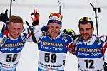 Vítězslav Hornig, Ondřej Moravec a Michal Krčmář po dojezdu do cíle v závodu Světového poháru v biatlonu - stíhací závod mužů na 12,5 km.