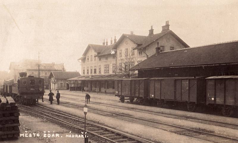 Žďárské nádraží na konci dvacátých let 20. století.