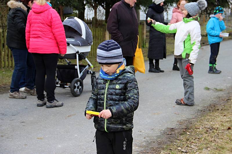 Na Zelený čtvrtek se pravidelně zdobí „skořápník“ před obecním úřadem.