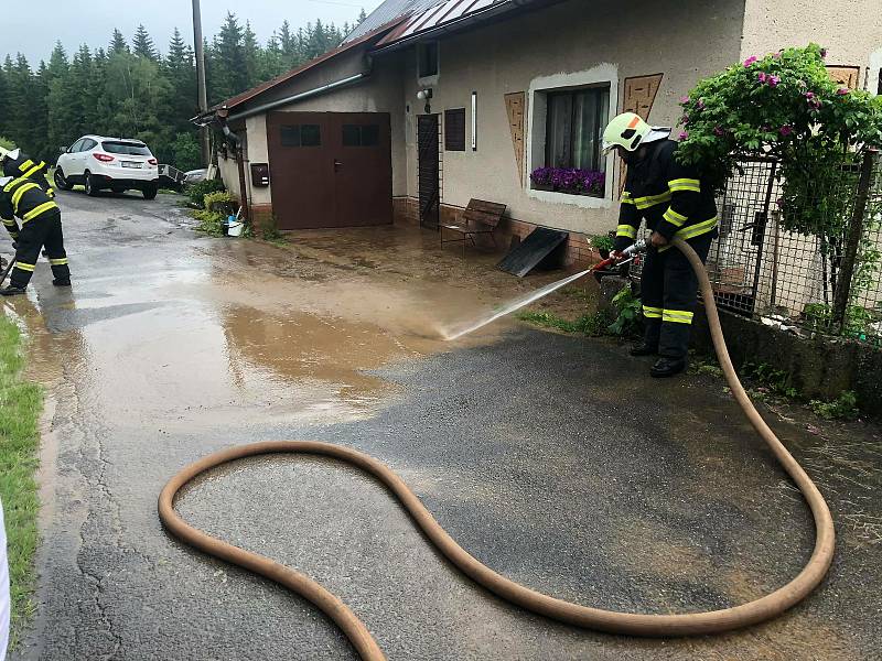 Čerpat vodu ze sklepů a odklízet bahno museli také hasiči v Kuklíku. Na Fryšávce už je vyhlášený první stupeň povodňové aktivity.