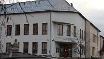 Všeobecná zdravotní pojišťovna chce své sídlo v Novém Městě na Moravě dlouhodobě prodat. V někdejších kancelářích by se tak mohli zabydlet žáci a učitelé ze Základní umělecké školy Jana Štursy. 