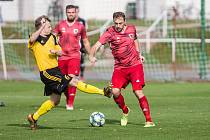 Poslední vzájemný souboj mezi fotbalisty Bystřice (v červeném) a Ždírce skončil v květnu nečekanou výhrou zachraňujícího se Tatranu 5:0. Podaří se Bystřici odveta?