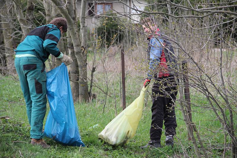 Uklízení odpadků při akci Čistá Vysočina.