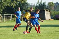Na slabou produktivitu dojeli v přípravném utkání proti Rozsochatci fotbalisté Radešínské Svratky (v modrých dresech).