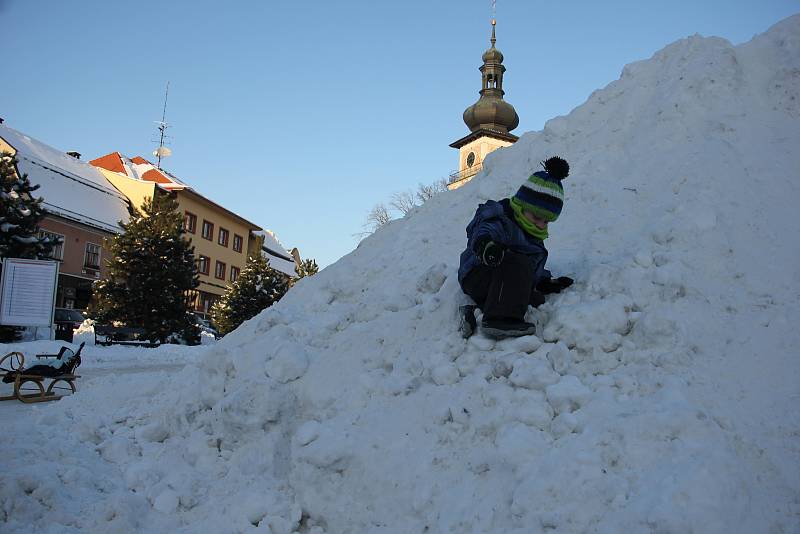 V minulých letech si dětii v centru Nového Městěana Moravě užívaly klouzání na hromadě sněhu.