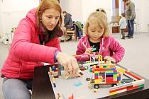 Pro příznivce malých barevných dílků stavebnice Lego je v prostorách velkomeziříčského muzea otevřena putovní výstava Petra Šimra Svět kostiček.