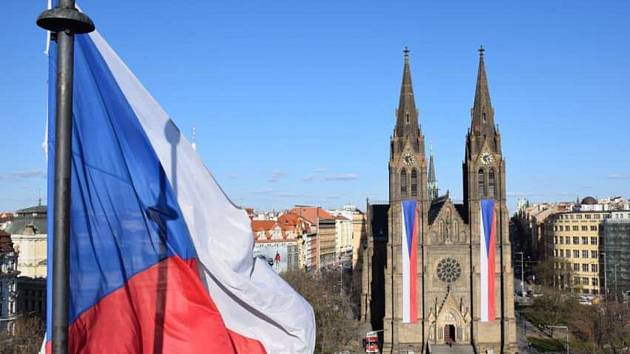 OBRAZEM: Beata Rajská ušila na Vysočině obří vlajky naděje v době koronaviru