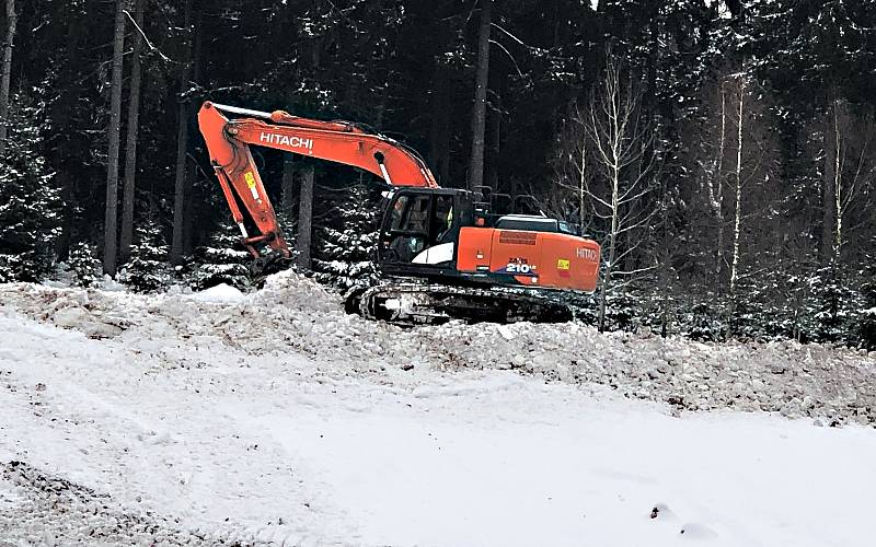 Štěpku zakrývající sníh v obří lednici odhrnou jen proto, aby do zásobníku doplnili další. Práce se ve Vysočina aréně rozjely naplno.