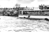 Říčky Balinka i Oslava ve Velkém Meziříčí umí zahrozit. Takto vypadalo město v roce 1985 při poslední velké povodni. Někteří lidé tenkrát doslova propadali panice a vykoupili v tehdejší Jednotě v Třebíčské ulici veškeré pečivo.
