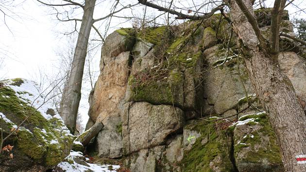 Kopec Štarkov s pozůstatky hradu Skály je častým cílem výletníků.