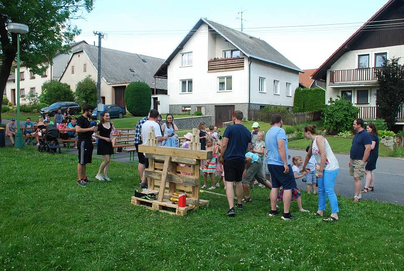 Kácení máje je v Jámách oblíbenou tradicí. Událost doprovází hudba i soutěže.