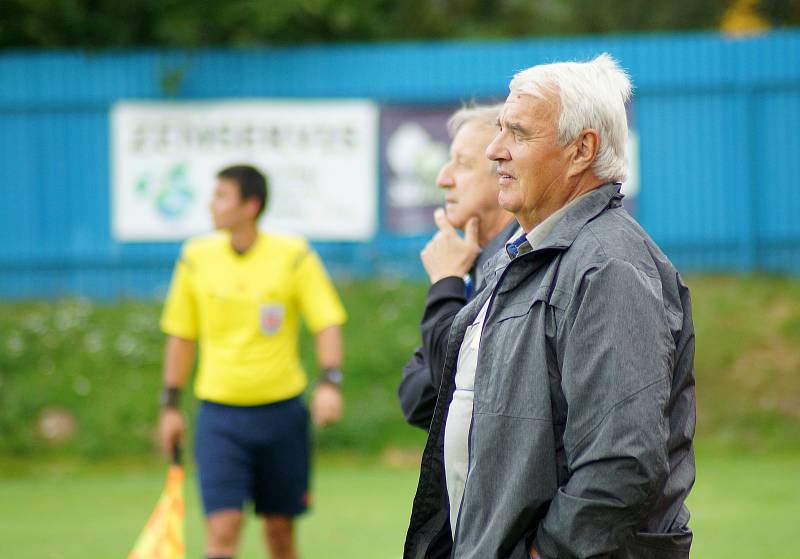 V derby rezerv se radovala juniorka Vrchoviny (v červeném), která v utkání bohatém na góly zdolala béčko Žďáru nad Sázavou (v černém) těsně 4:3.