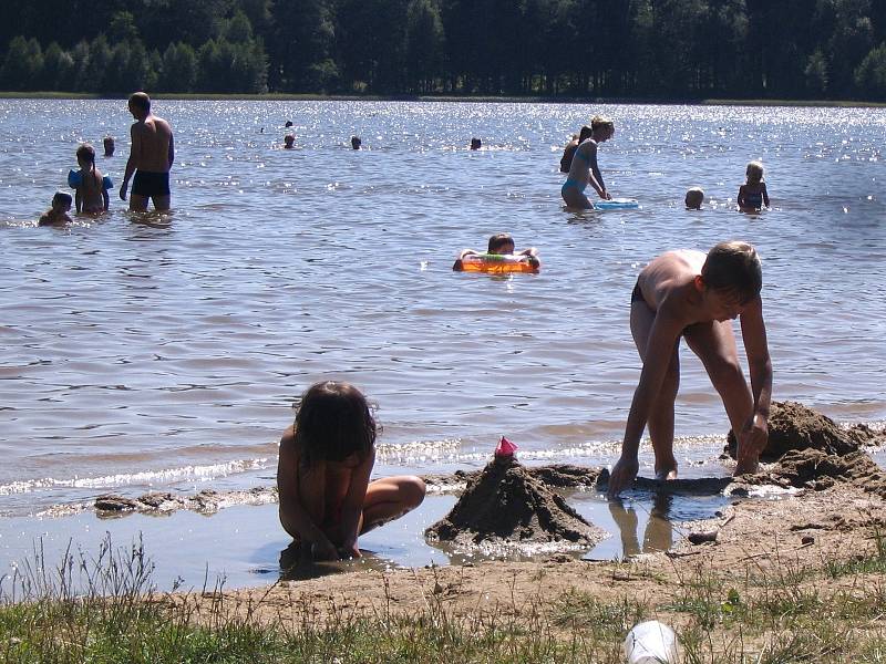 Rybník Sykovec byl oblíbeným místem ke koupání. Nyní je rájem rybářů.