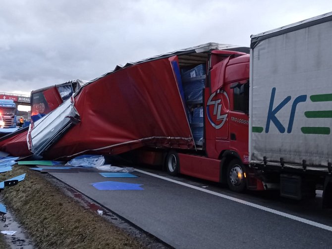 Nehoda tří kamionů na dálnici D1 na Vysočině.