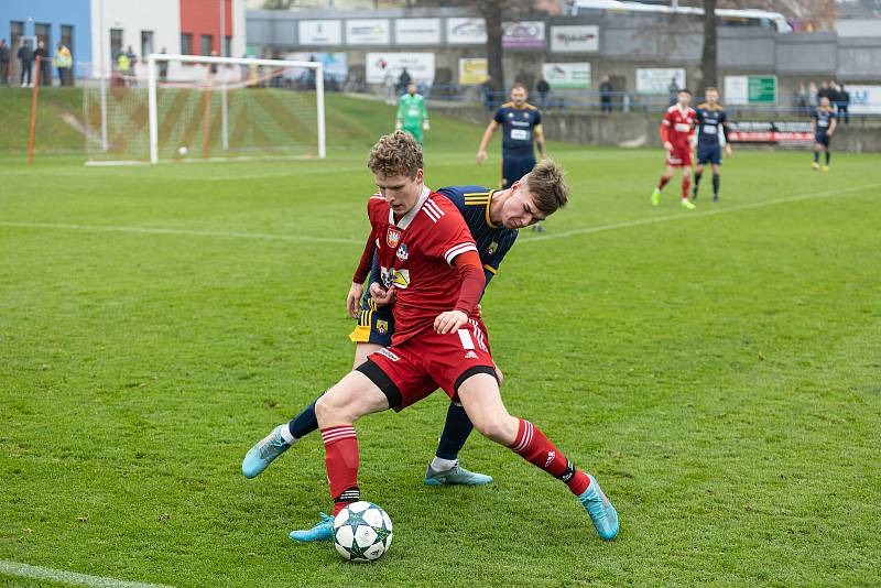 Fotbalové utkání mezi FC Velké Meziříčí (v červeném) a SK Hranice, v němž celek z Vysočiny zvítězil těsně 3:2.