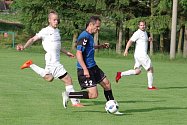V sobotním duelu mezi fotbalisty rezervy Žďáru (v bílém) a Herálcem (v modrých dresech) viděli diváci dva góly a tři červené karty.