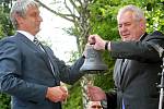 Prezident Zeman při návštěvě Žďáru nad Sázavou dostává zvon od strojírenské firmy Žďas.