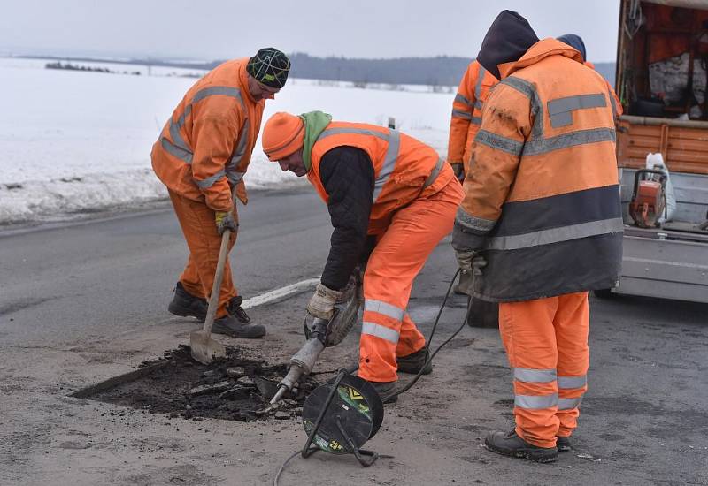 Na silnicích Vysočiny přibývají kvůli tuhé zimě výtluky. Nejvíc je to znát na hlavních solených tazích; část vedlejších silnic stále pokrývá zledovatělý sníh. Silničáři zatím studenou asfaltovou směsí spravují nejhorší místa.