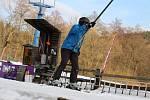 Ke slovu se dostaly lyže a snowboardy.