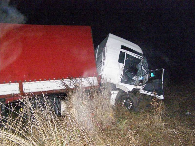 Na nejméně šest hodin zablokovala noční nehoda kamionů provoz na dálnici D1. Při nehodě jeden řidič zahynul.