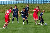 V prvním kole českého poháru si divizní fotbalisté Nového Města na Moravě (v modrém) poměřili síly s druholigovou Líšní (v červeném).