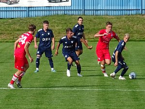 Po dvou domácích zápasech, v nichž si s chutí zastříleli, se fotbalisté Nového Města na Moravě (v modrém) poprvé představí venku.