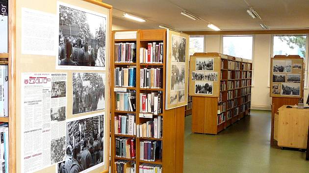 Výstava o revolučních událostech ve Žďáře bude v knihovně až do konce roku