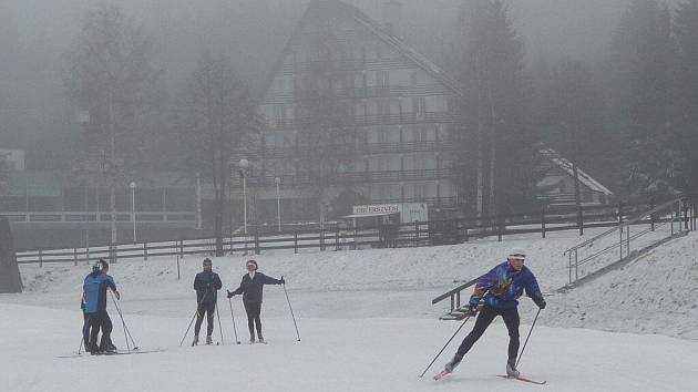 Z blízka i dáli se sjíždějí vyznavači bílé stopy k hotelu SKI v Novém Městě na Moravě. Kromě denního lyžování však bylo možné užít si zimní radovánky i za umělého osvětlení v sobotu večer.  