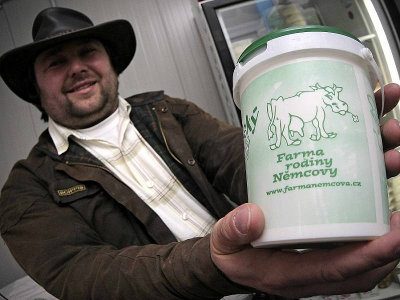 Nový provoz na zpracování mléka otevřeli na farmě Němcových v Netíně na Žďársku. Na jogurty, tvaroh a sýry se zde nyní zatím denně zpracovává pět set až osm set litrů mléka. 