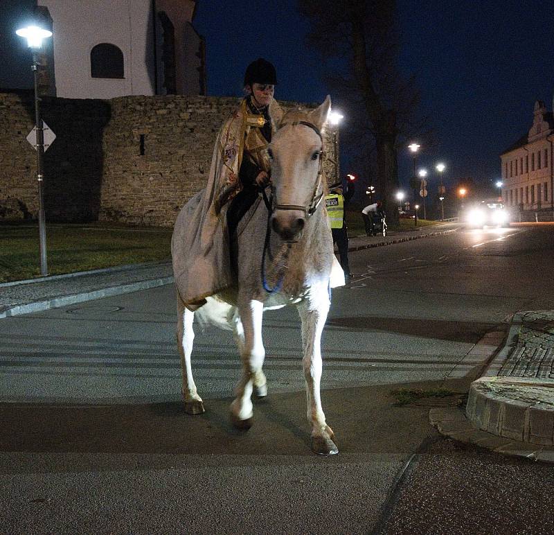 Velkou Bíteš navštívil svatý Martin na bílém koni. Sníh nepřinesl, ale rozzářil dětské oči.