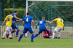 V semifinále krajského poháru nestačili fotbalisté Světlé nad Sázavou (v modrém) na Novou Ves (ve žlutých dresech), která je po výhře 3:0 ve finále.