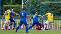 V semifinále krajského poháru nestačili fotbalisté Světlé nad Sázavou (v modrém) na Novou Ves (ve žlutých dresech), která je po výhře 3:0 ve finále.