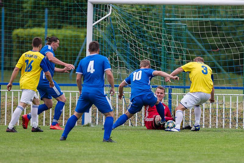 V semifinále krajského poháru nestačili fotbalisté Světlé nad Sázavou (v modrém) na Novou Ves (ve žlutých dresech), která je po výhře 3:0 ve finále.
