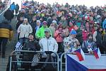 Hned první den závodů Světového poháru v biatlonu se Vysočina Arena velmi solidně zaplnila a fanoušci z mnoha zemí vytvořili závodníkům báječnou atmosféru na stadionu i u trati.