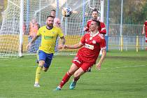 Fotbalisté Velkého Meziříčí (v červeném) už poněkolikáté v tomto ročníku třetí ligy ztratili body v dobře rozehraném utkání.