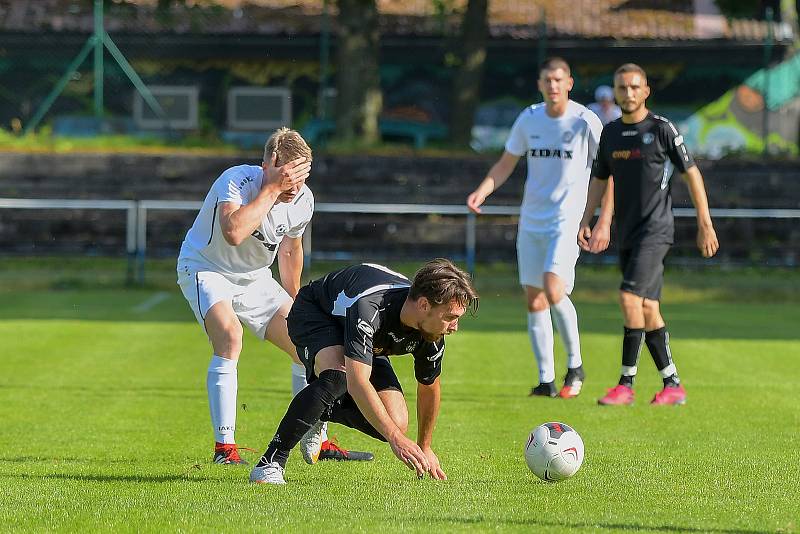 V pořádnou přestřelku se zvrhlo sobotní krajské divizní derby mezi fotbalisty Žďáru (v bílém) a Havlíčkova Brodu (v černém). Z výhry 5:2 se nakonec radovali domácí hráči FC Žďas.