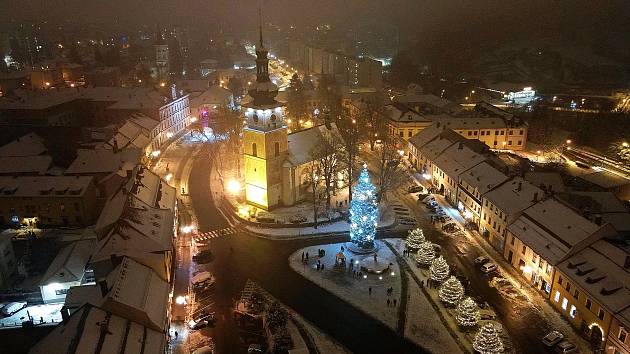V Novém Městě na moravě přidali další vánoční výzdobu. Vratislavovo náměstí tak jen září.