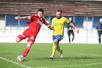 Poprvé na jaře vyhráli. Fotbalisté Velkého Meziříčí (v červeném) zdolali v nedělním dopoledni poslední Vítkovice 3:1.