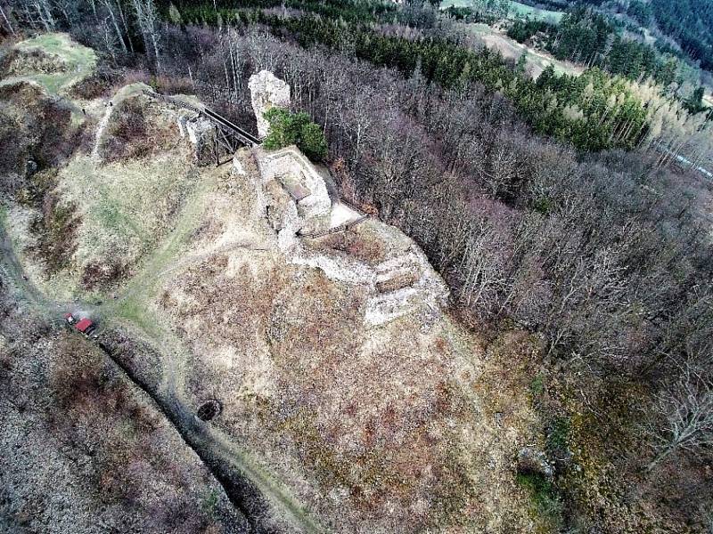 Podívejte se na krásné výhledy na hrad Zubštejn a okolí z ptačí perspektivy.